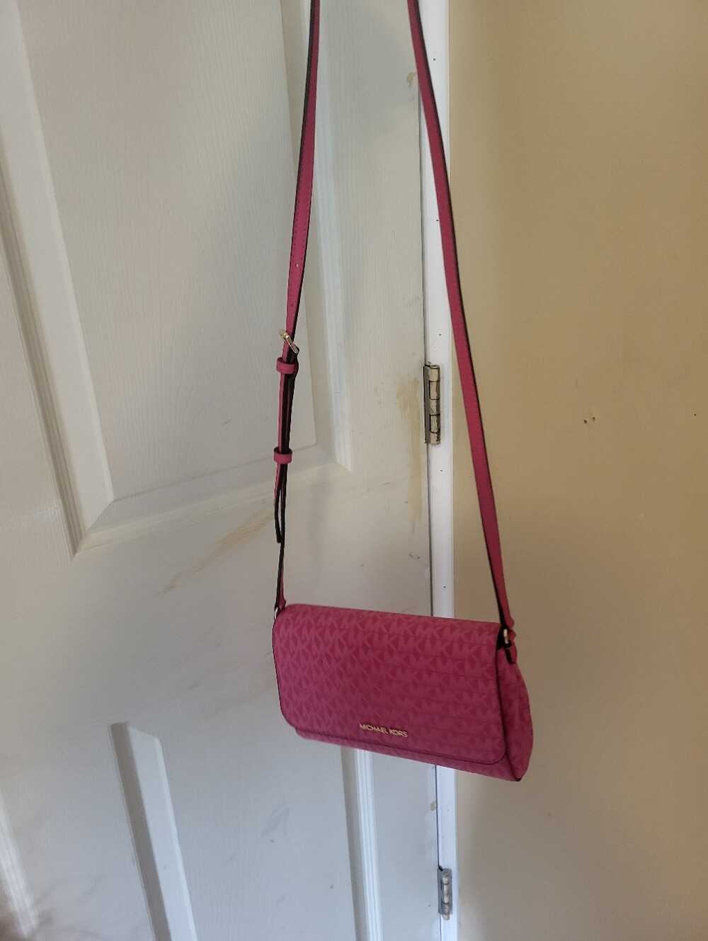 Euc Michael Kors Hot Pink Signature Crossbody with Gold Hardware - Picture 13 of 14